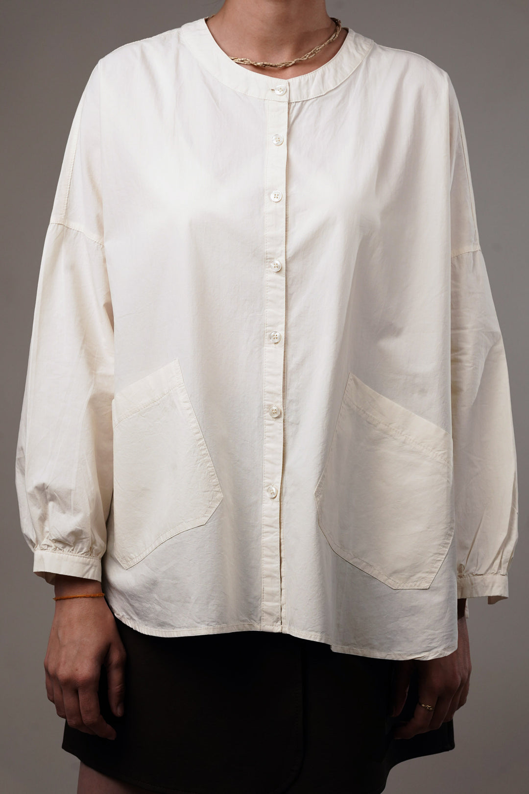 Oversized white shirt for casual wear