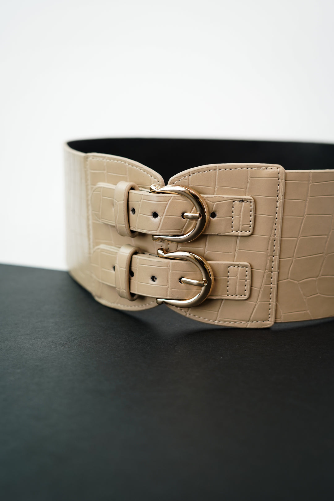 Trendy Cameo Detailing on Double Buckle Waist Belt
