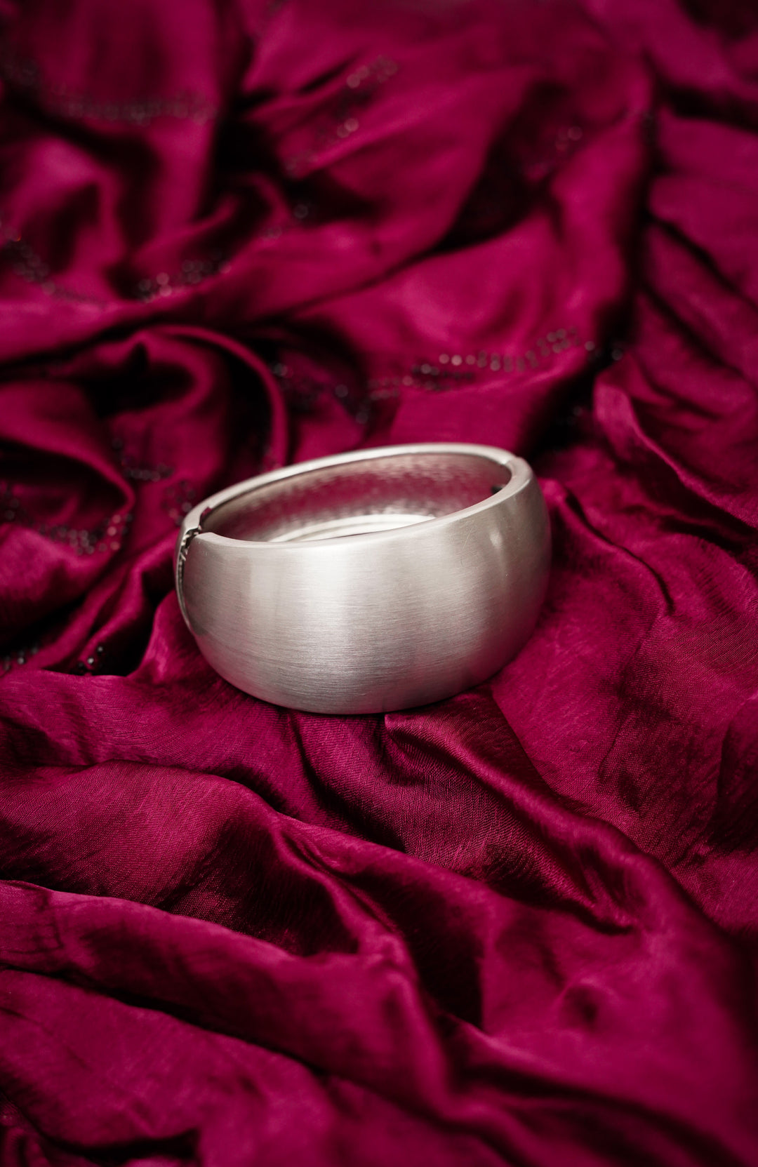 Oval clasp metal bracelet for women