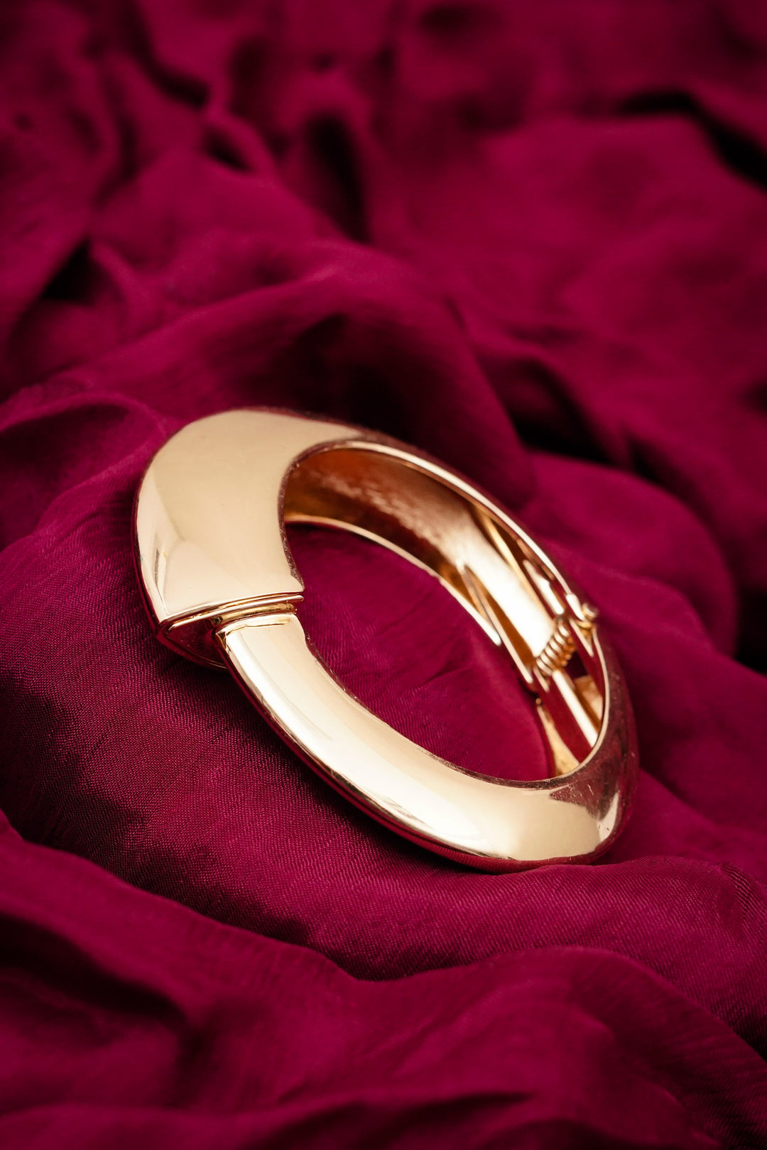 High-quality gold curve cuff accessory