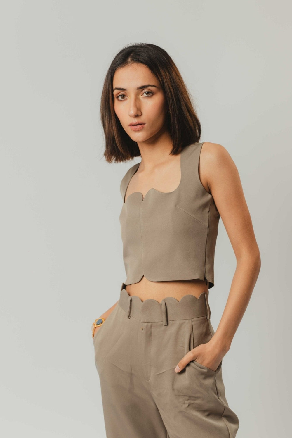 Stylish sleeveless crop top with scallop pants