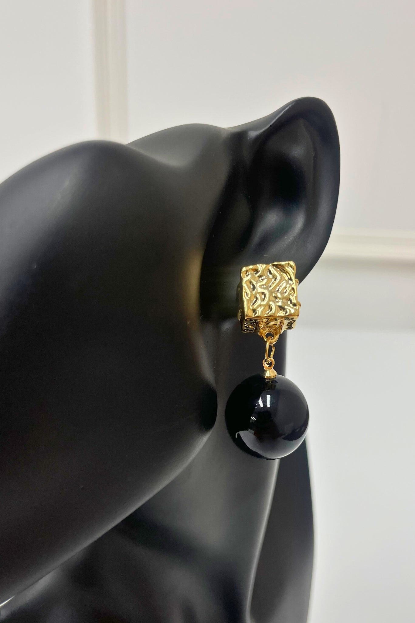 Black pearl 9ct gold earrings | Blue Lagoon Pearls