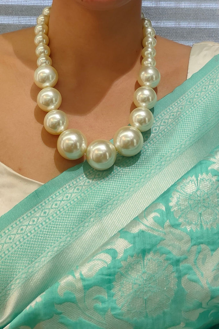 Divine Pearl Necklace With Earrings