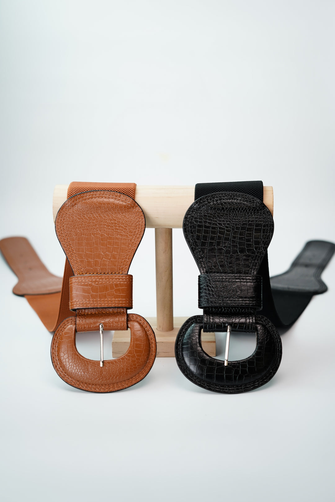Stretchable wide belt with buckle