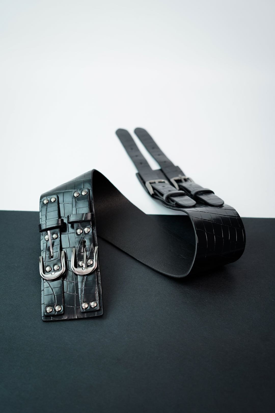 Elegant Double Strap Design on High-Quality Leather Belt