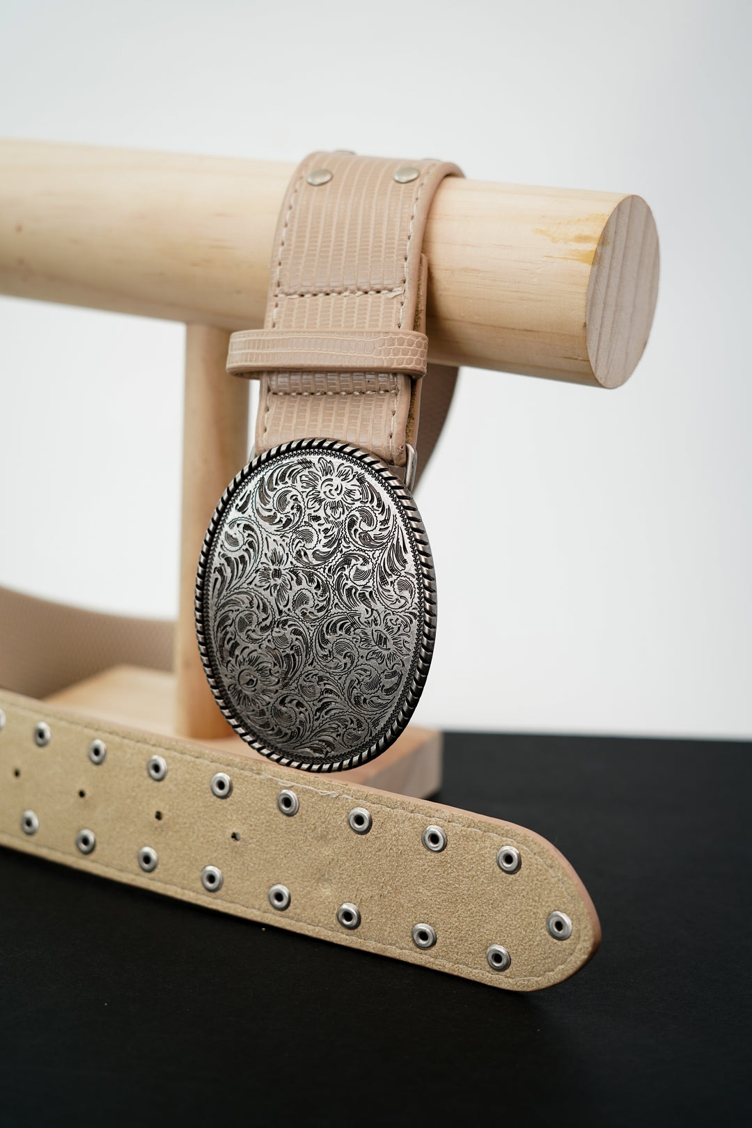 Fashion Fusion Carved Buckle Detail on Versatile Elastic Belt