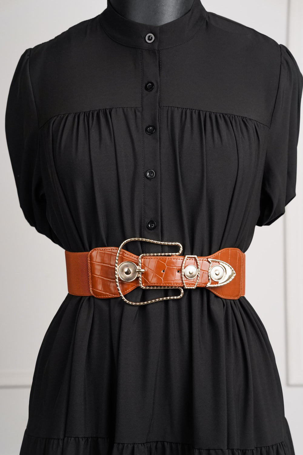 Elasticated waist belt with golden buckle