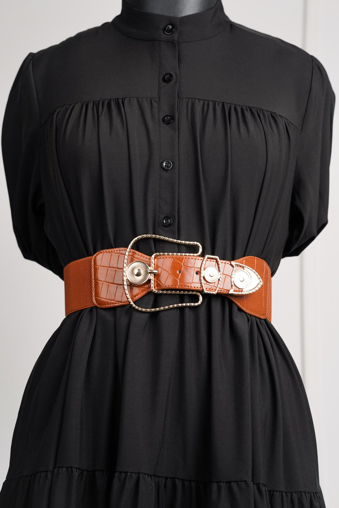 Fashionable waist belt with leather detailing