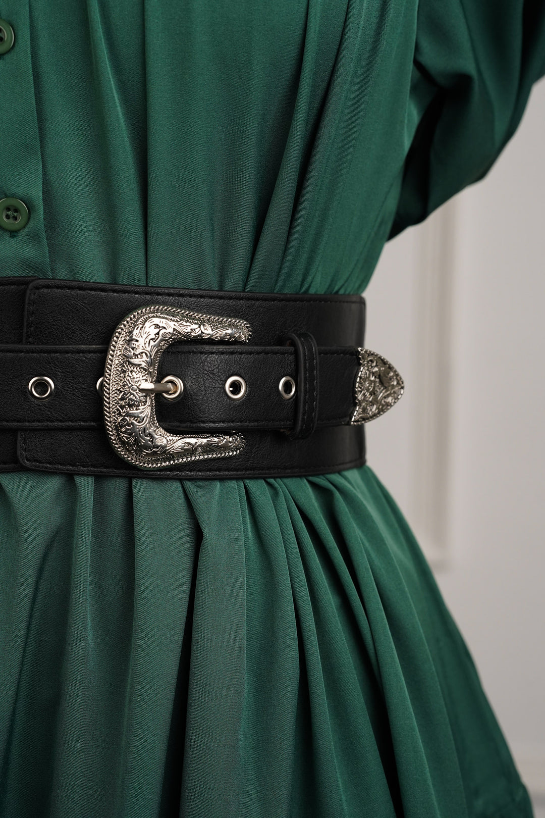 Stylish waist belt with floral buckles