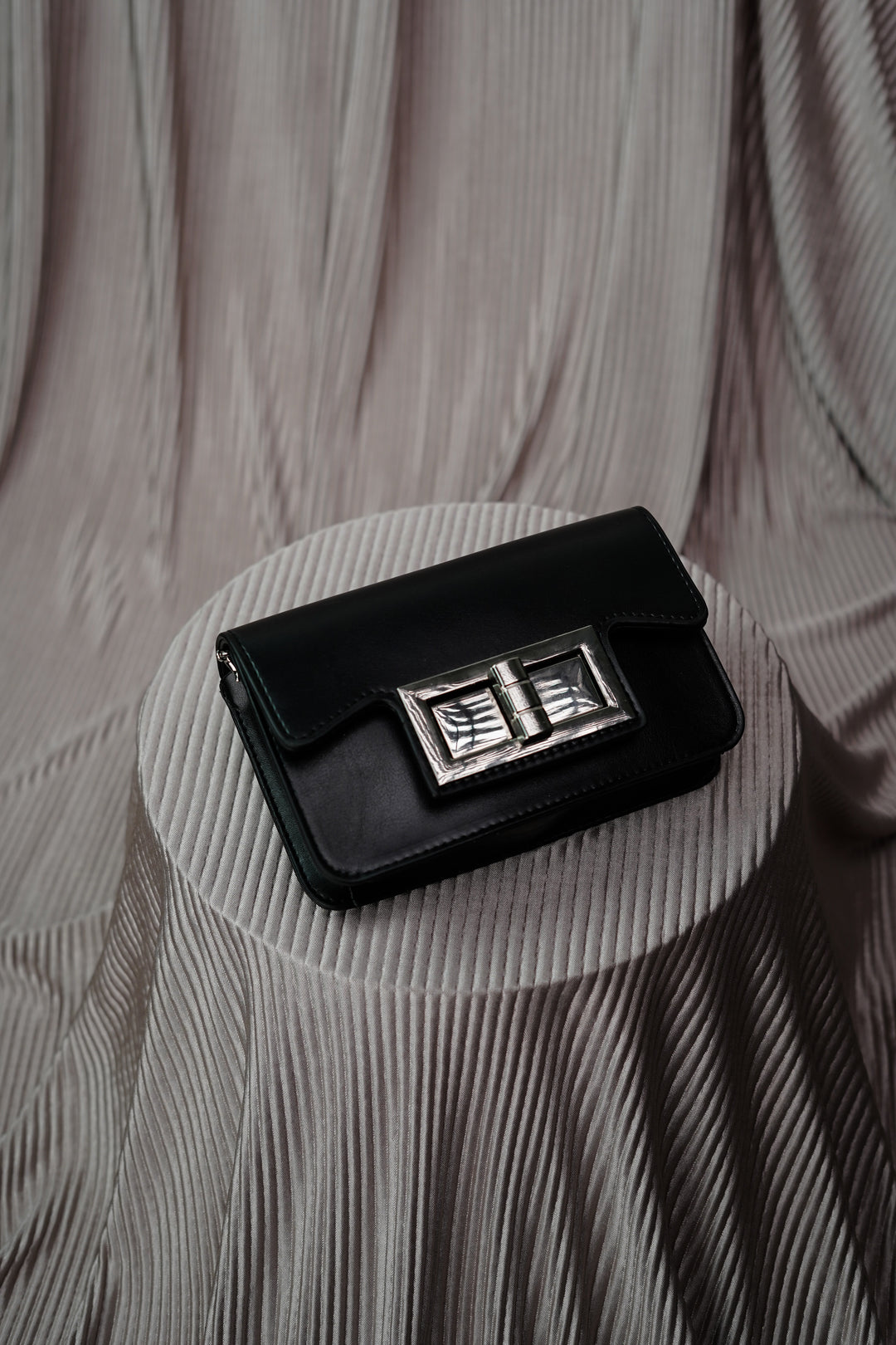 Elegant Black Waist Bag for Trendy Outfits