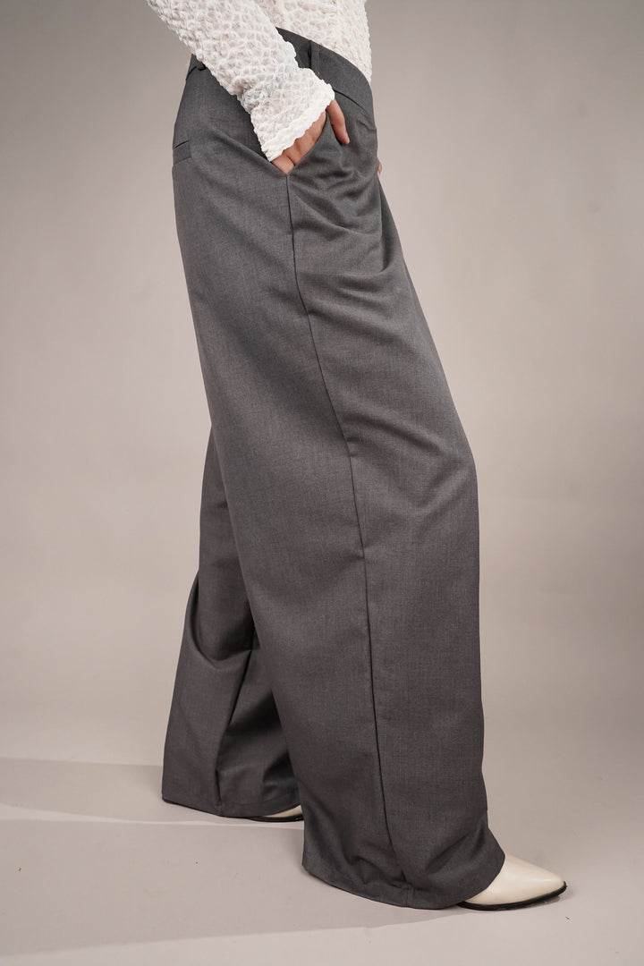Versatile formal trousers with side pockets