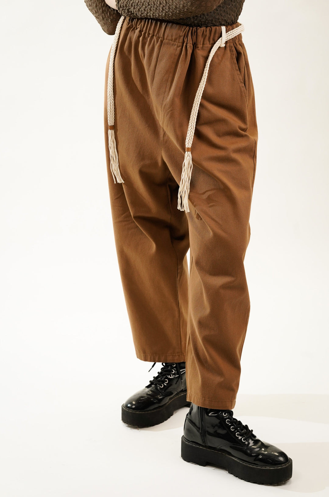 Relaxed fit brown pants with pockets