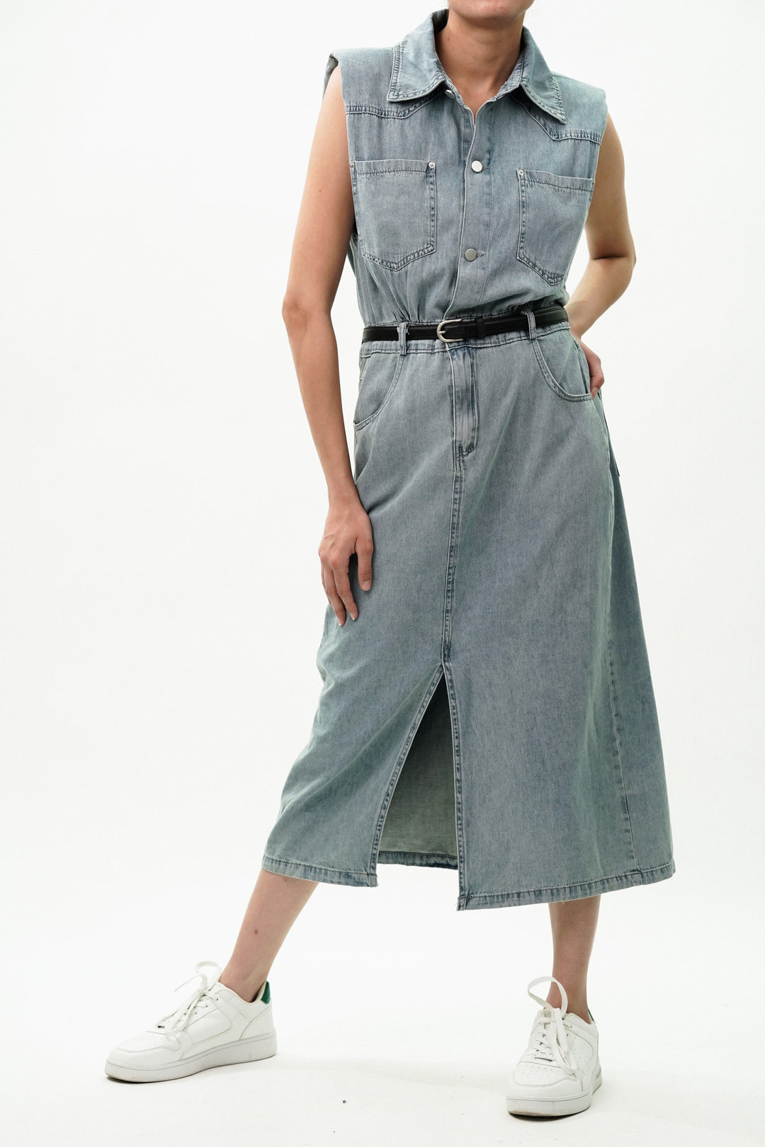 Sleeveless denim dress with pockets and belt
