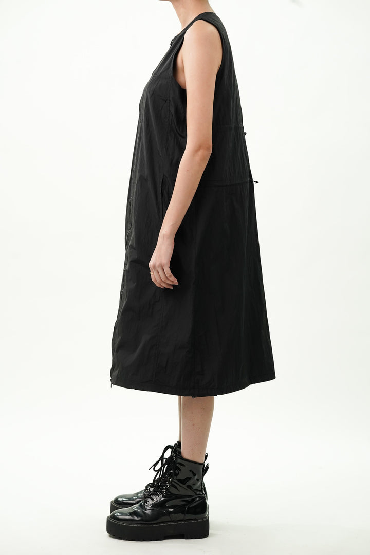 Sleeveless streetwear dress with adjustable fit