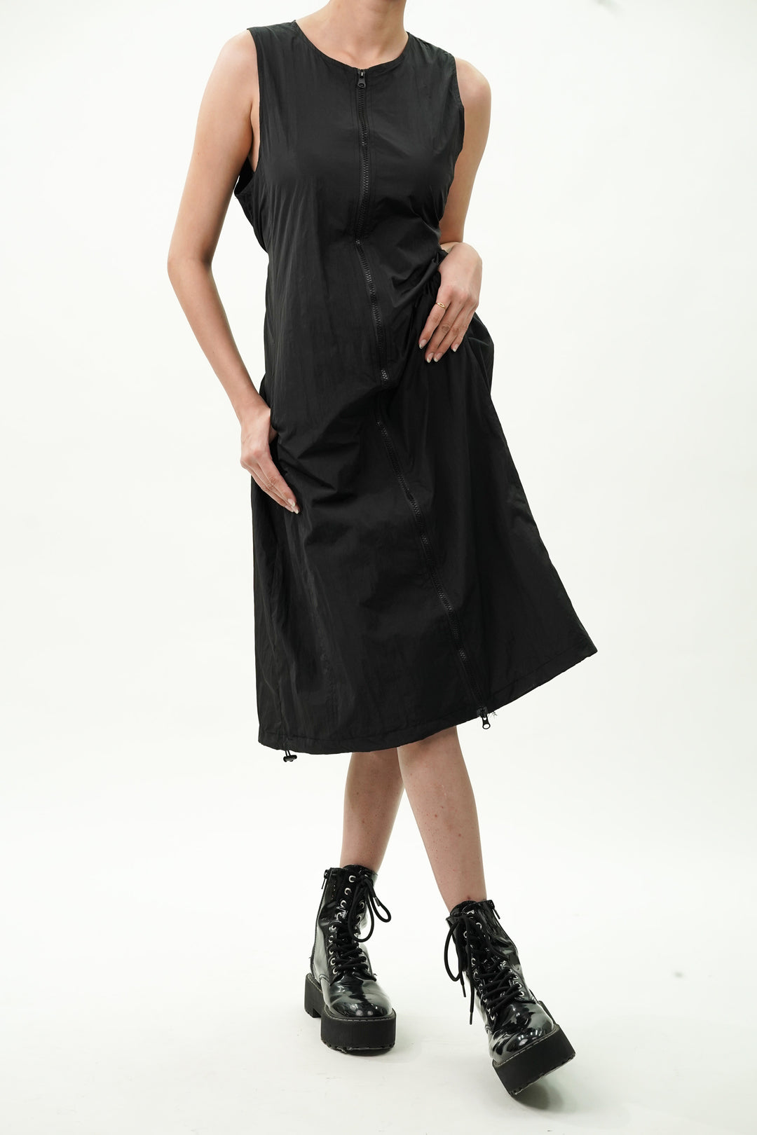 Women's sleeveless dress with practical pockets