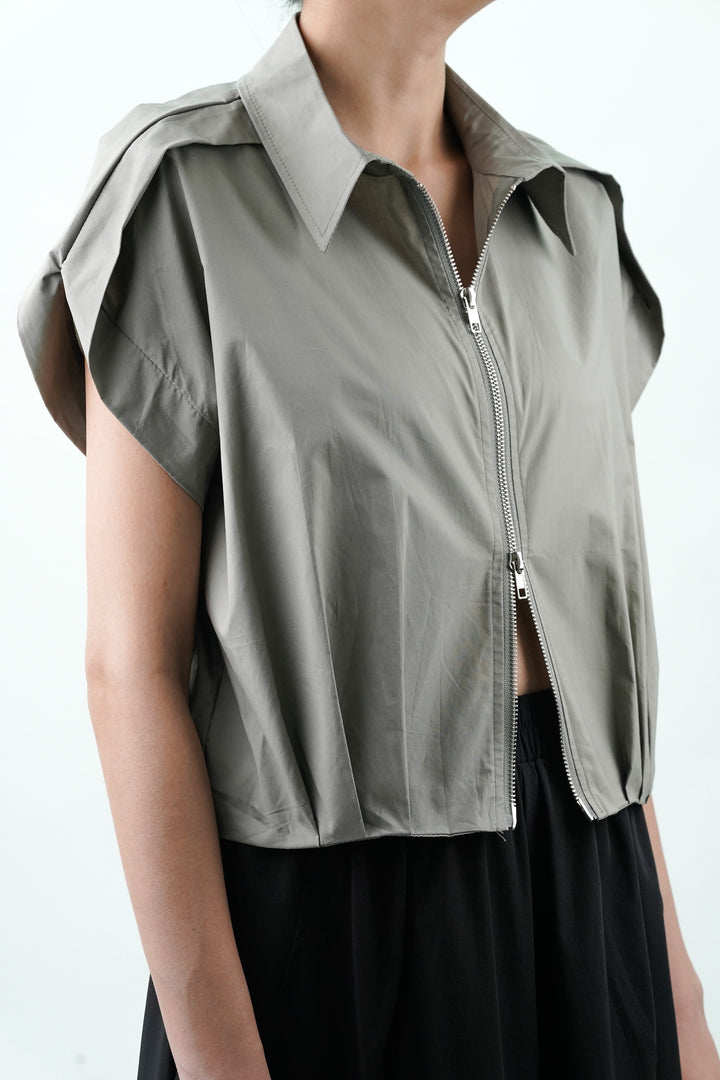 Rib knit grey top adorned with double zipper