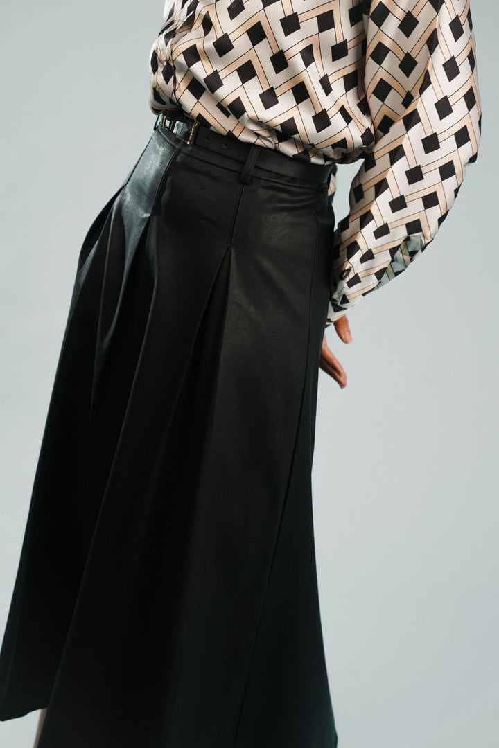 Versatile black leather skirt with belt