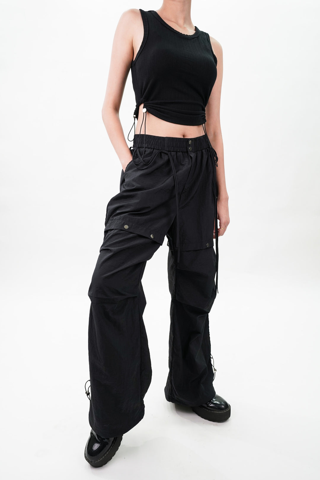 Chic cargo pants with pockets for women