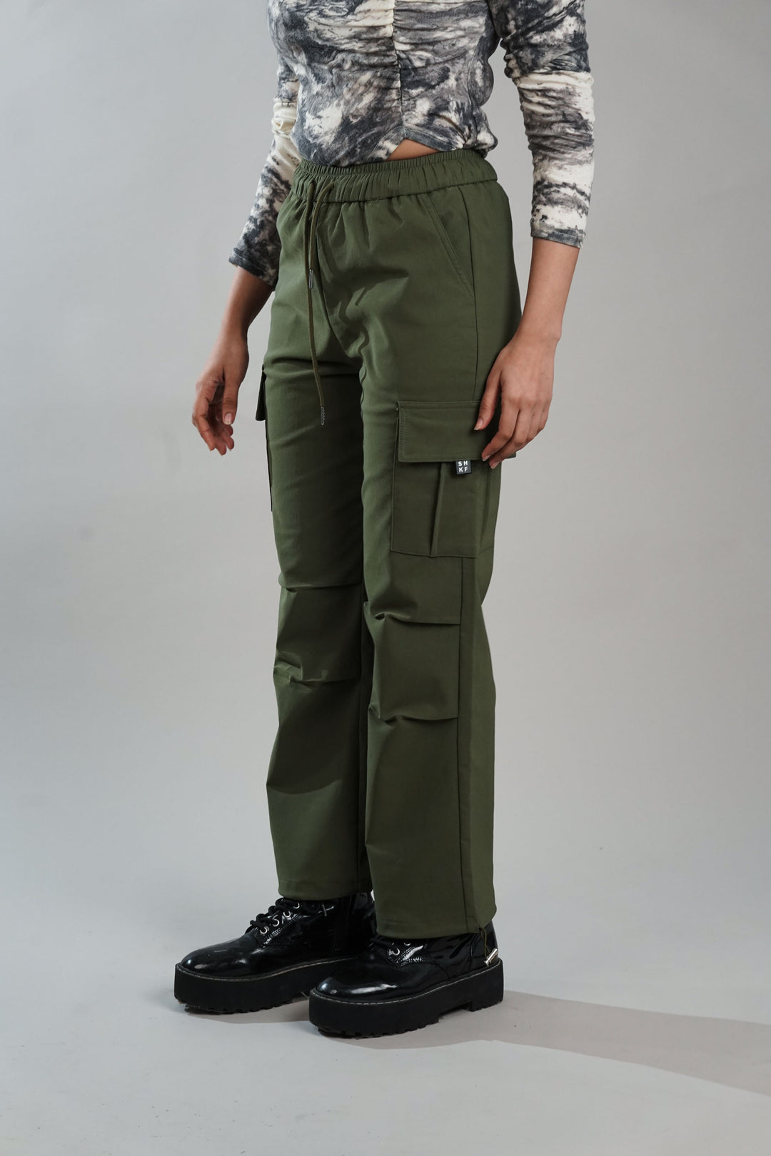 Men's regular fit cargo pants with flap pockets