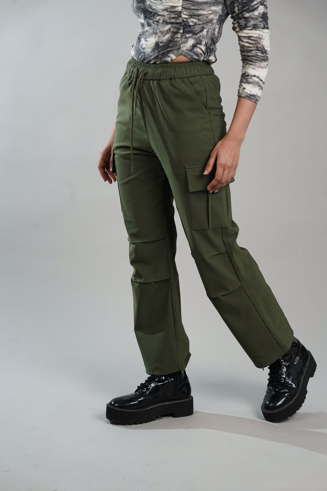 Versatile dark green cargo pants for urban style