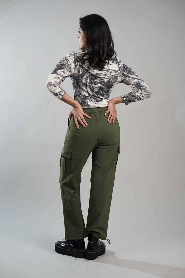 Fashionable PET blend cargo trousers in dark green