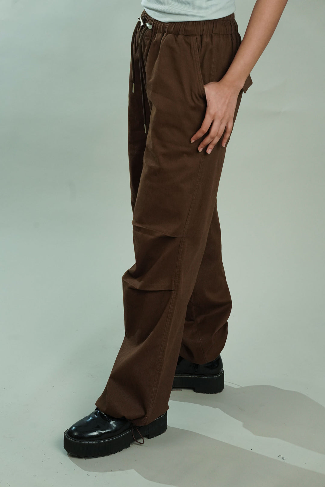 Relaxed brown trousers for a casual look