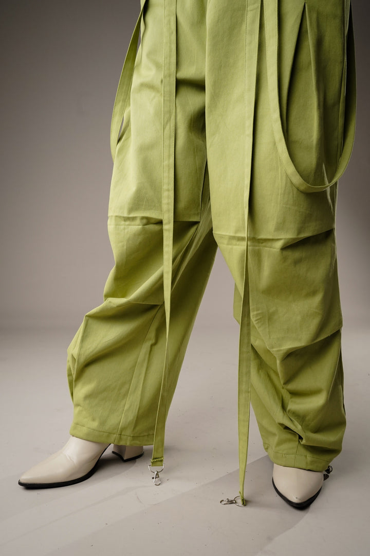 Streetwear cargo pants with a relaxed fit