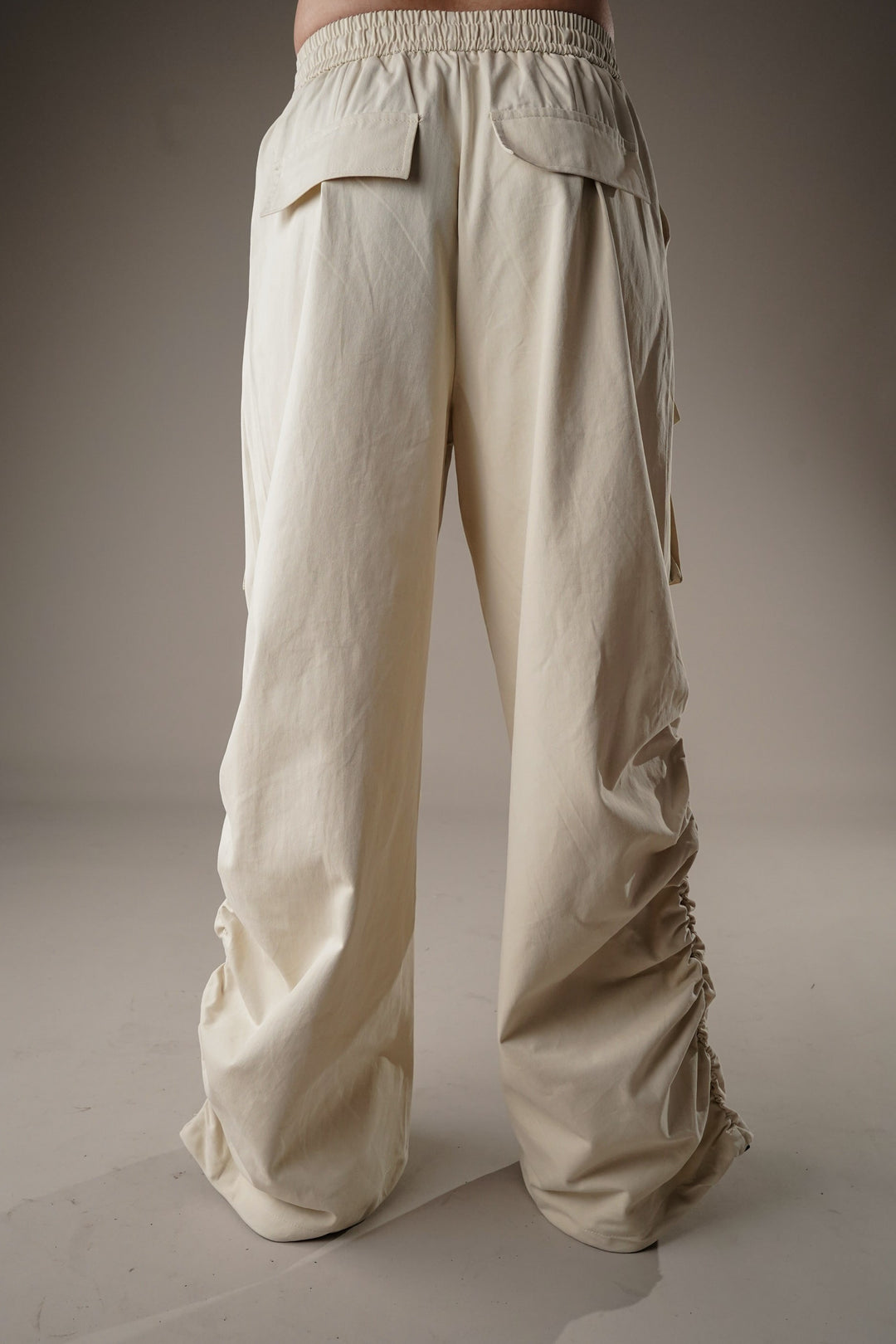 Comfortable streetwear cargo pants in beige