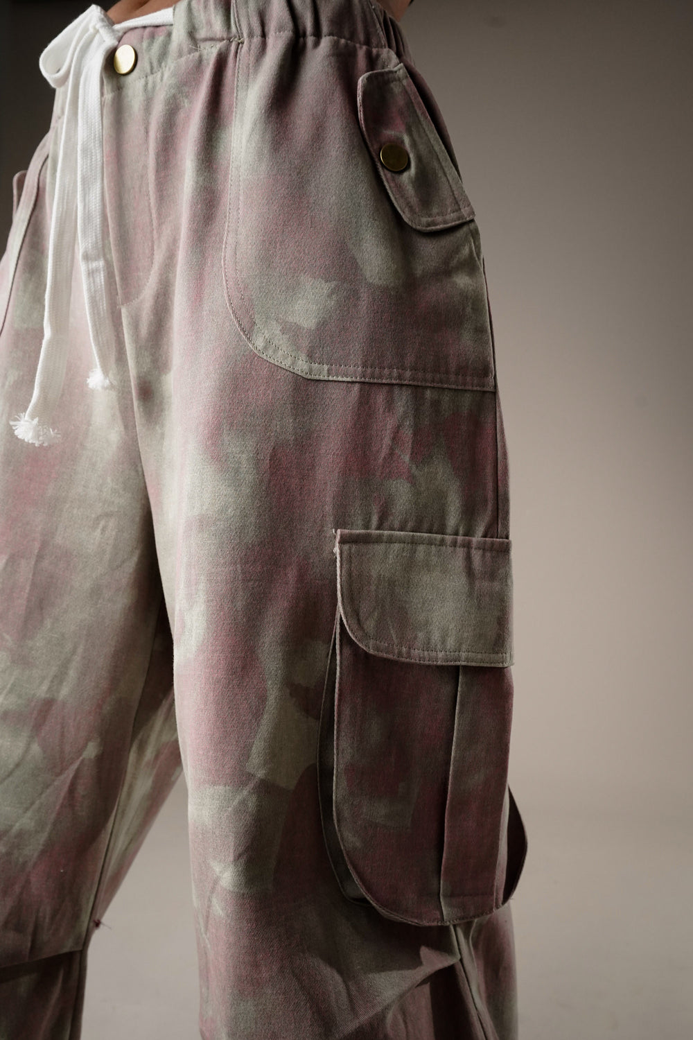 Casual oversized cargo pants in pink and grey