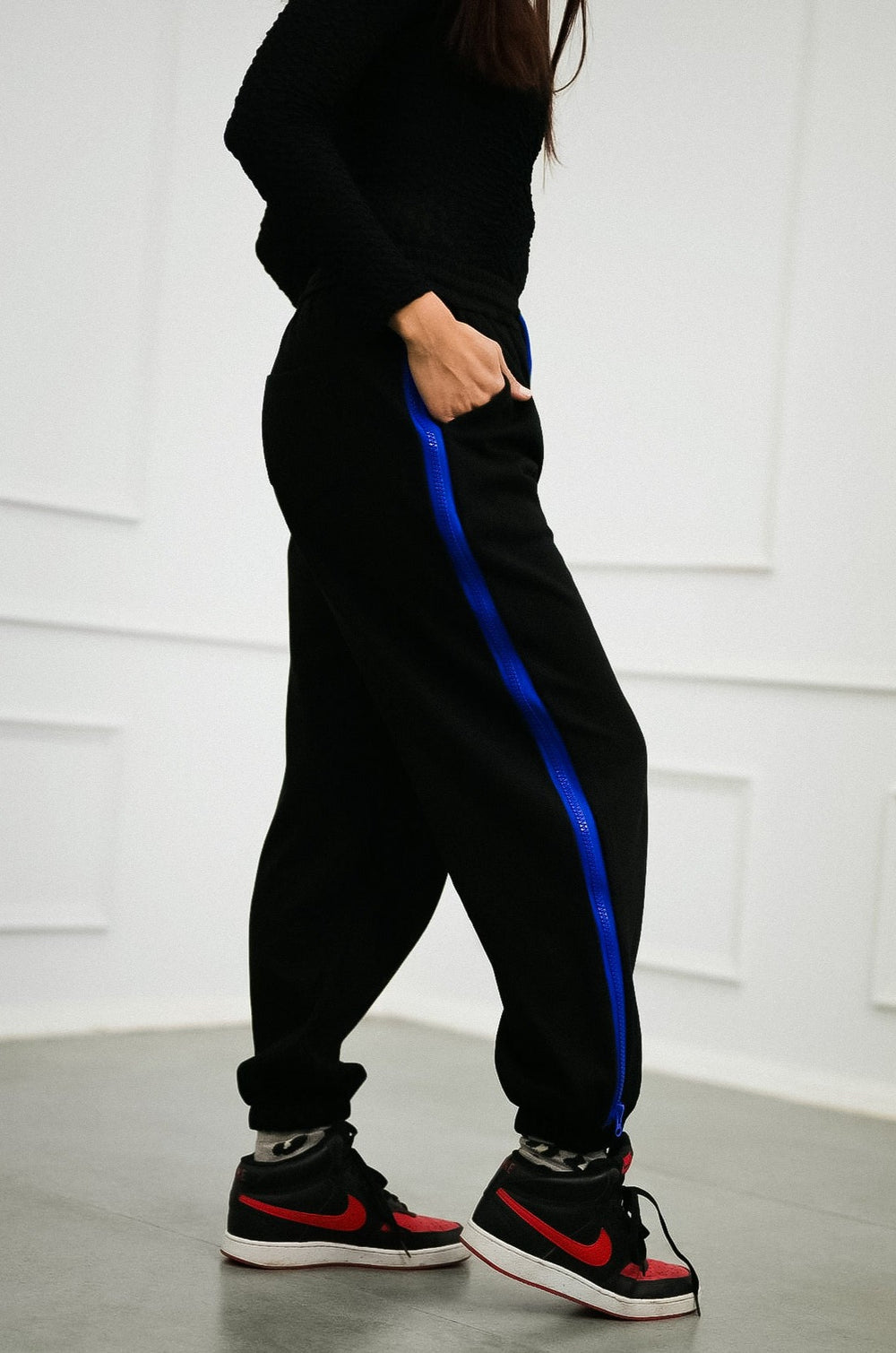 Stylish joggers with one side green functional zipper