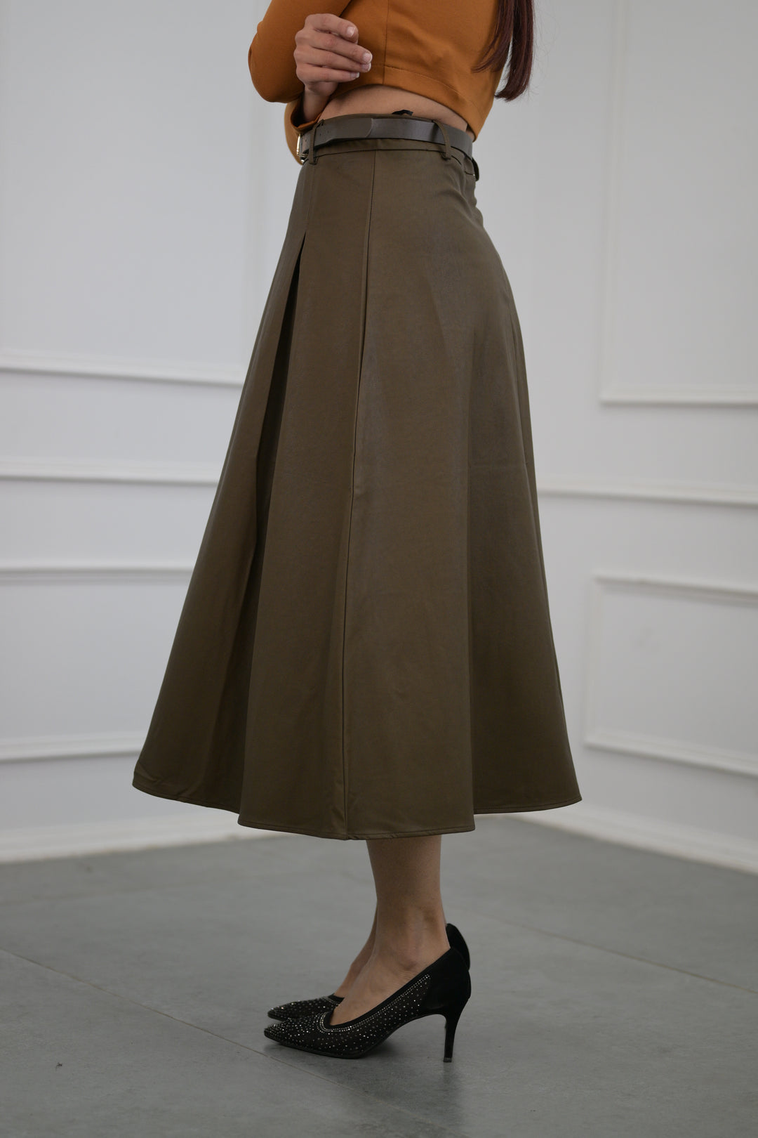 Versatile brown leather skirt for regular wear