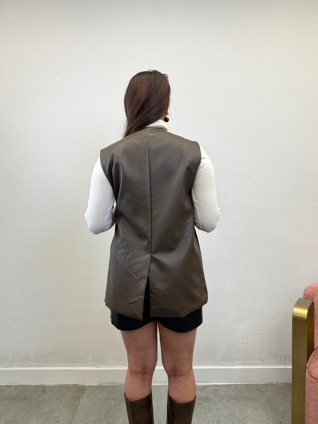 Sleeveless brown leather jacket with belt