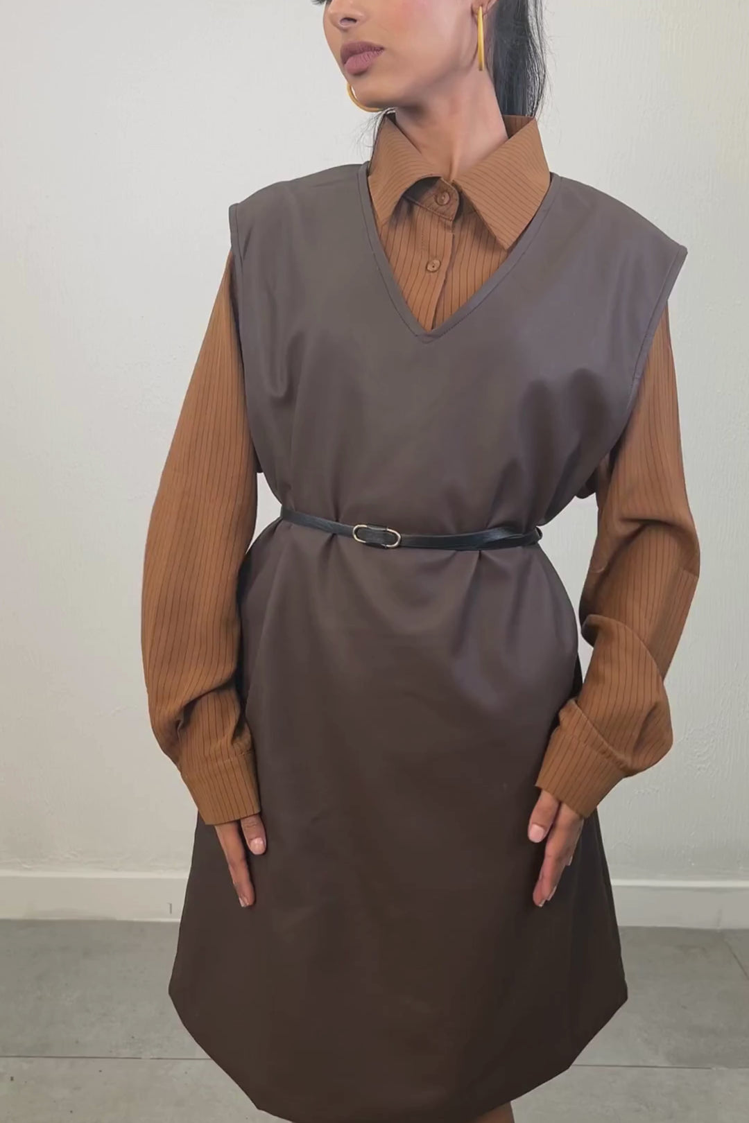 Elegant sleeveless dress with shirt collar and belt